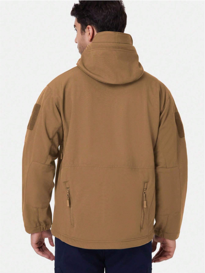 Achterkant van de beige jas gedragen door een man, met capuchon, klittenbandvlakken en ritsvakken onderaan. 14