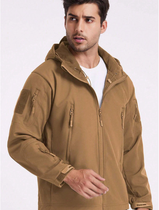 Man draagt de beige jas open over een wit shirt, waarbij de zachte capuchonvoering en het koord zichtbaar zijn. 17