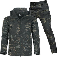 Jas met capuchon en cargobroek in donkere camouflageprint, samen als set op een lichte achtergrond getoond. 18