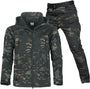Jas met capuchon en cargobroek in donkere camouflageprint, samen als set op een lichte achtergrond getoond. 18