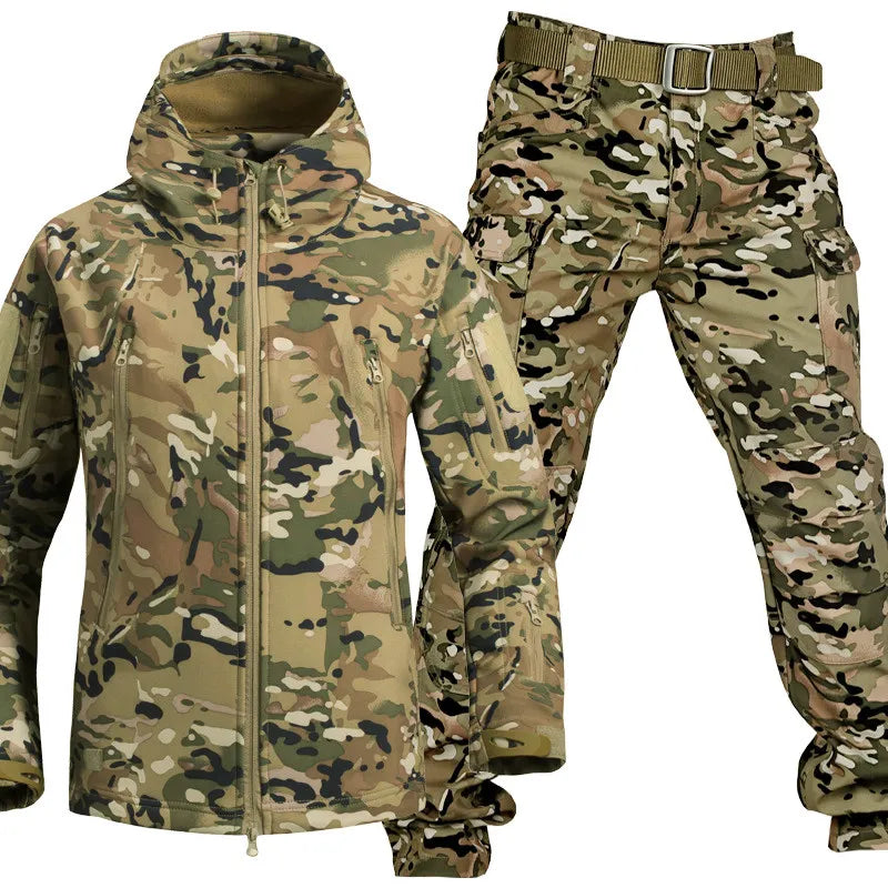 Jas met capuchon en cargobroek met riem in lichte camouflageprint in beige, groen en zwart, als set getoond. 20