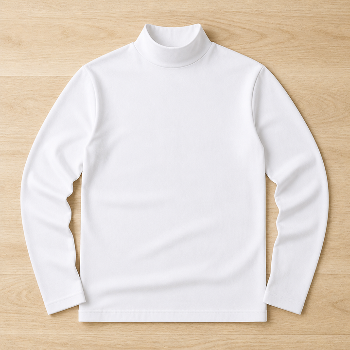 Wit shirt met lange mouwen en opstaande hoge kraag, plat neergelegd op een lichte houten ondergrond. 8