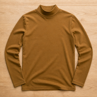 Shirt met lange mouwen en hoge kraag in een warme bruine, okerachtige kleur, plat neergelegd op hout. 9