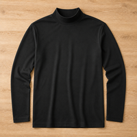 Zwart shirt met lange mouwen en hoge kraag, van voren plat neergelegd op een houten ondergrond. 10