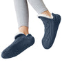Warme Wollsocken und Schuhe für drinnen