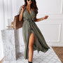 VeeDress™: Kleid mit Schlitz und V-Ausschnitt