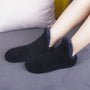 Warme Wollsocken und Schuhe für drinnen