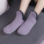 Warme Wollsocken und Schuhe für drinnen